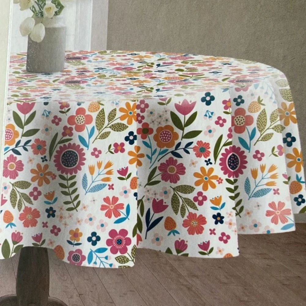 ADORABLE tablecloth by NORDSTROM 🌸 70inch diameter ( fits a variety of tables)